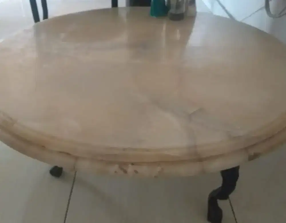 Meja marmer tebal