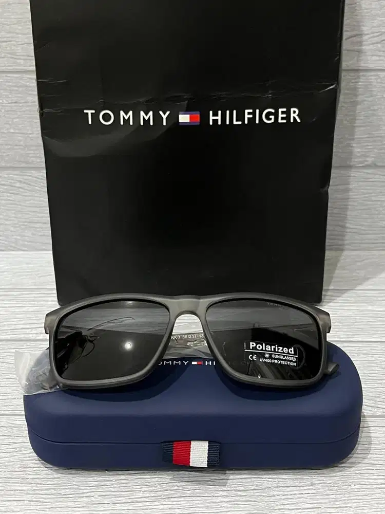 Kacamata tommy hilfiger grey kondisi baru