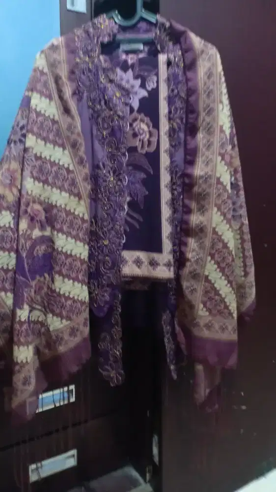 Satu set kebaya (+selendang/kerudung)