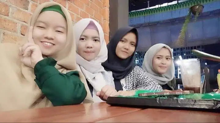 Mencari pekerjaan admin/IT/conten kreator