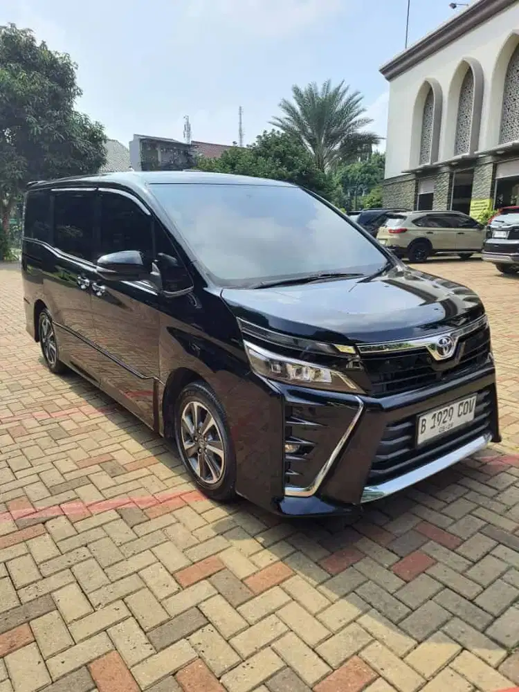 TOYOTA VOXY HITAM 2018