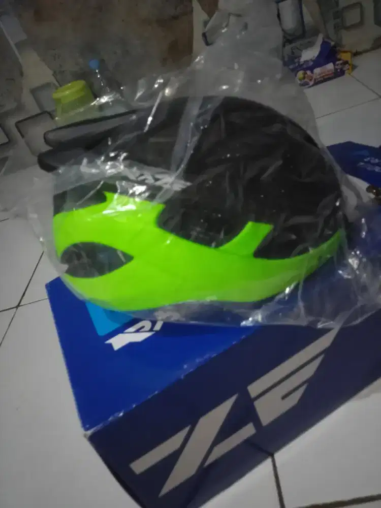 Helm sepeda merk Raze