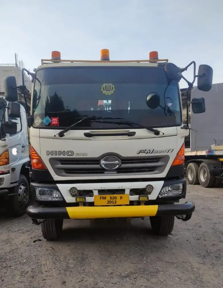 HINO FM320P Tractor Head 6x4