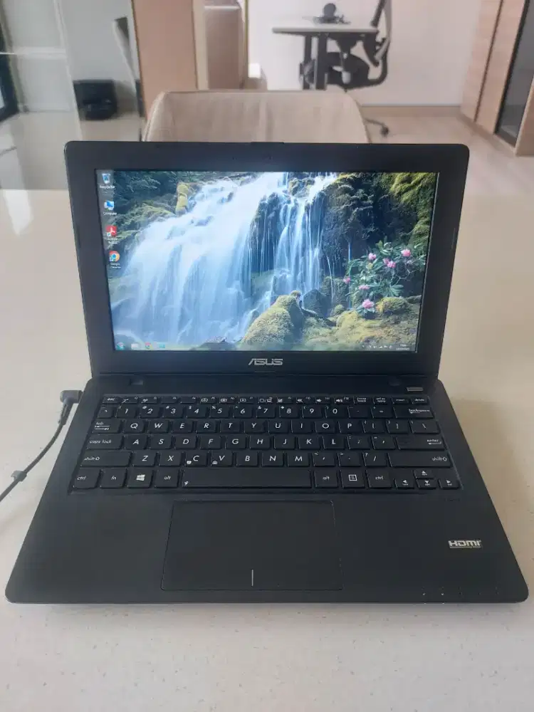 Laptop Asus Celeron 2Gb ram 11.6in Laptop kerja bekas ringan dan tipis
