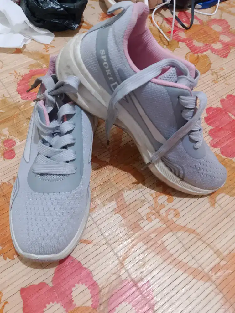 Sepatu sneakers