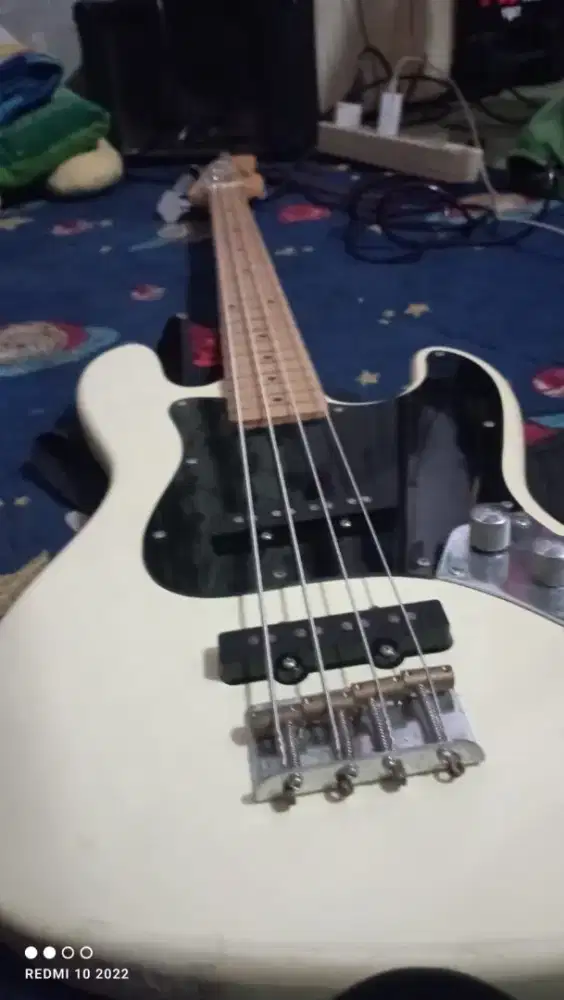 Gitar Bass Fender Putih