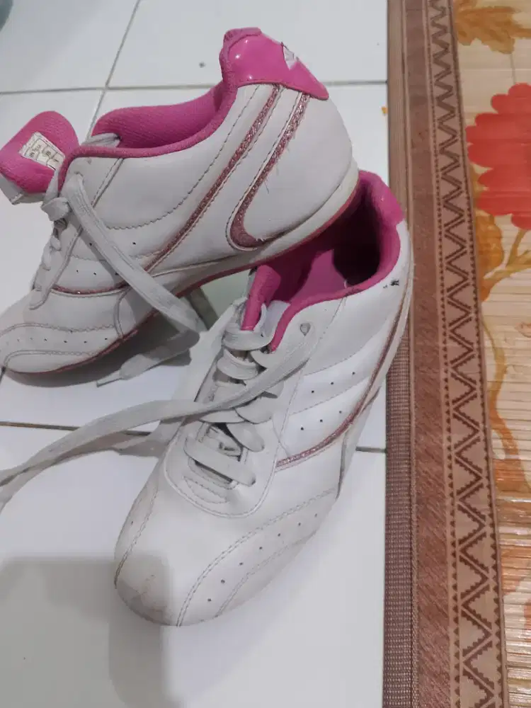 Sepatu sneakers