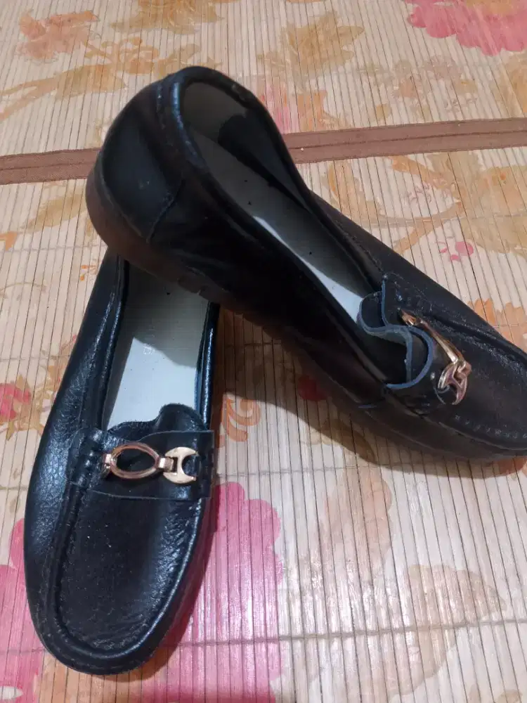 Sepatu kerja wanita