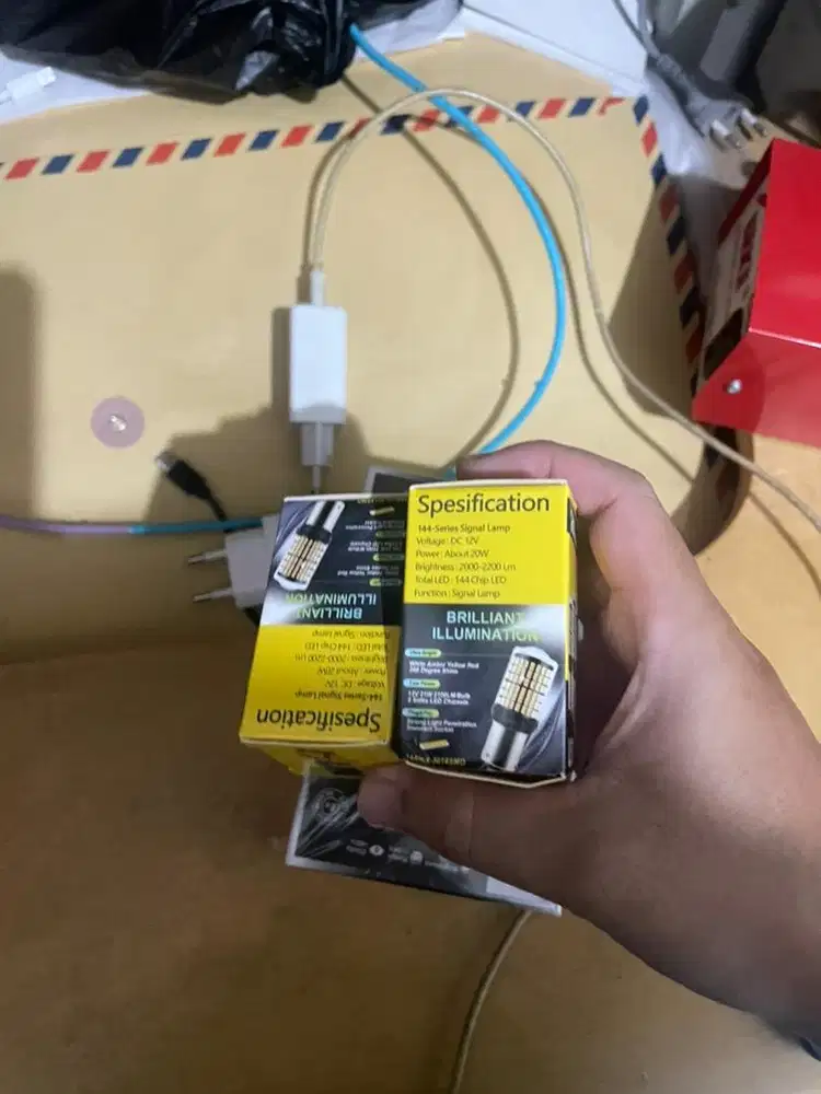 Lampu soket tancap warna putih. Isun mantap 144 led titik terang 2pcs