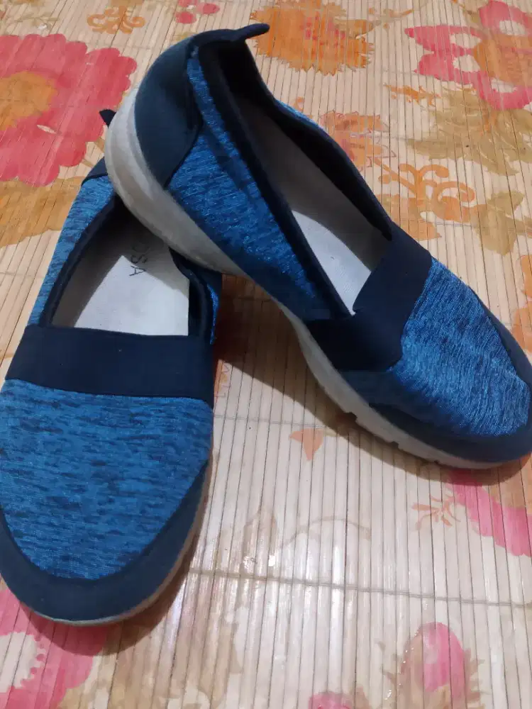 Sepatu slop wanita