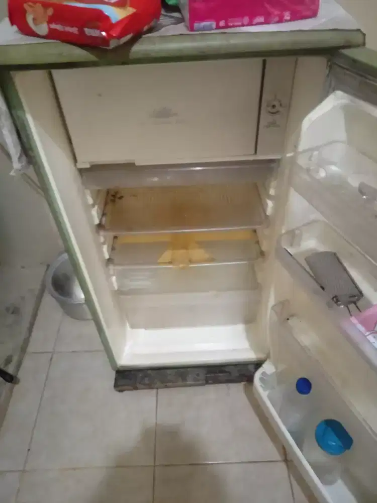 Dijual kulkas merk sanyo