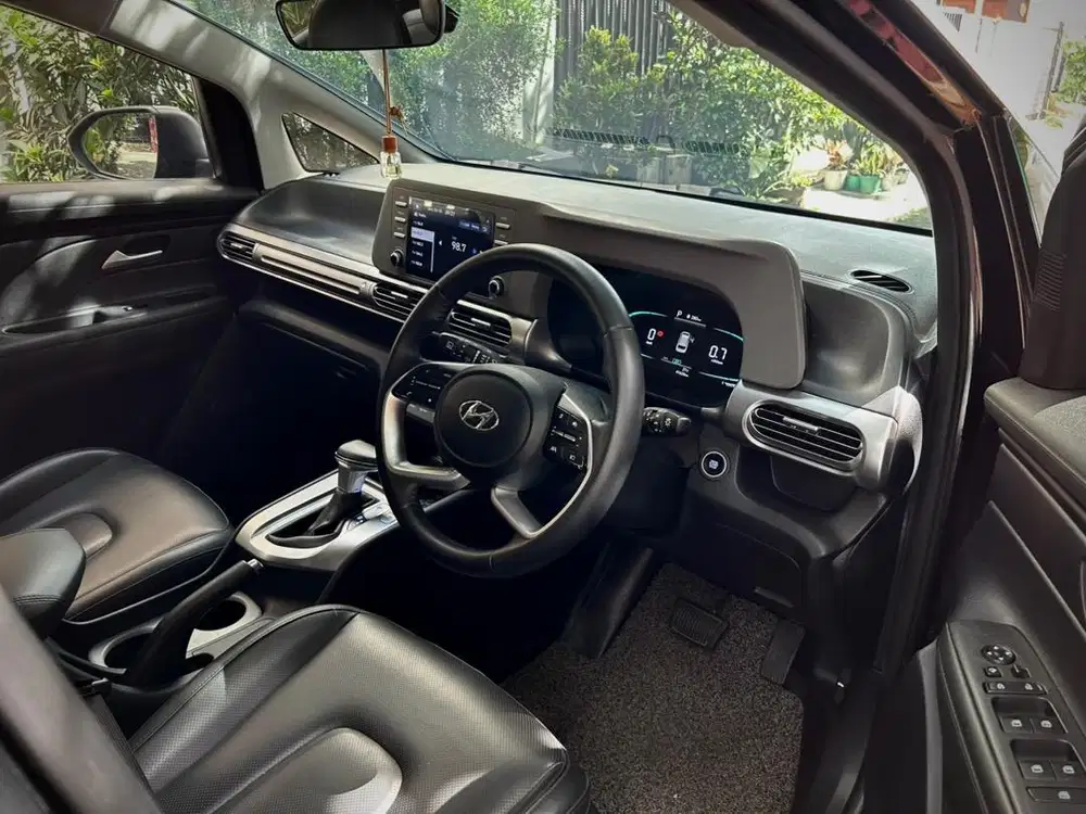 Hyundai Stargazer Prime 1.5 A/t Capt Seat Black