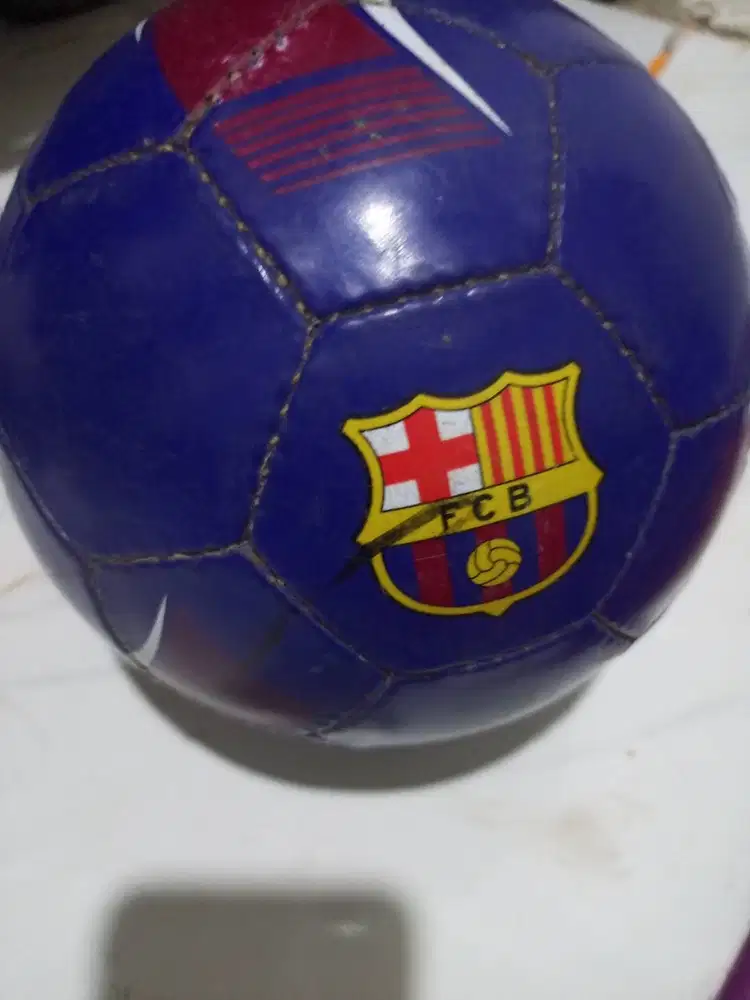 bola futsal ,, kondisi masih lumayan bagus ,,free pentil