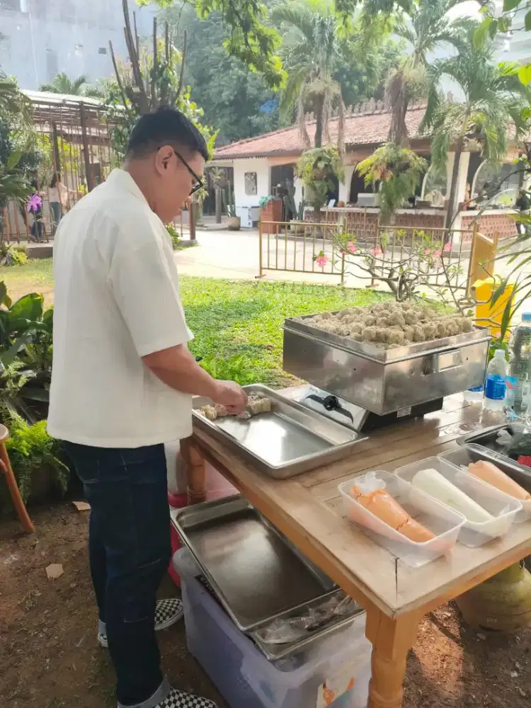 Di butuh kan karyawan untuk jaga booth dimsum pria dan wanita
