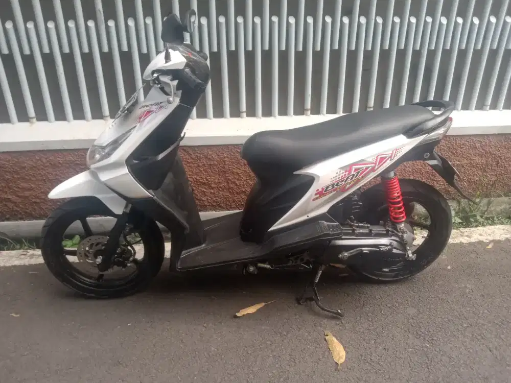 JUAL Cepat Honda Beat karbu Tahun 2011, Super Mulusss.. FULL ORI..