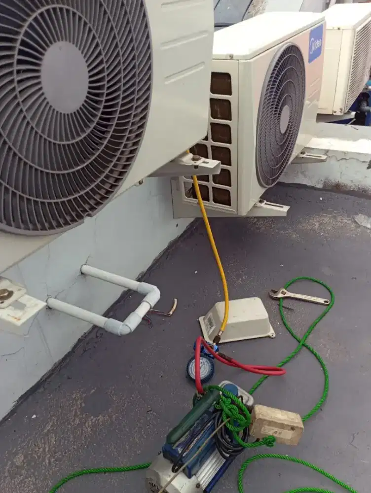 Bongkar pasang AC service AC perbaikan AC tambah freon Service kulkas