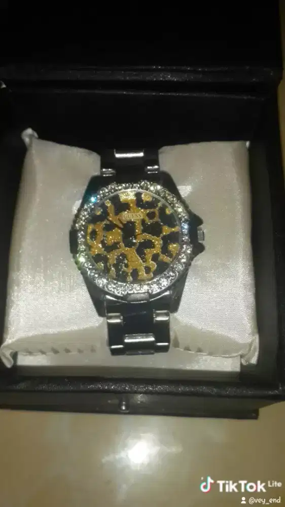 jam tangan Guess walpaper corak macan
