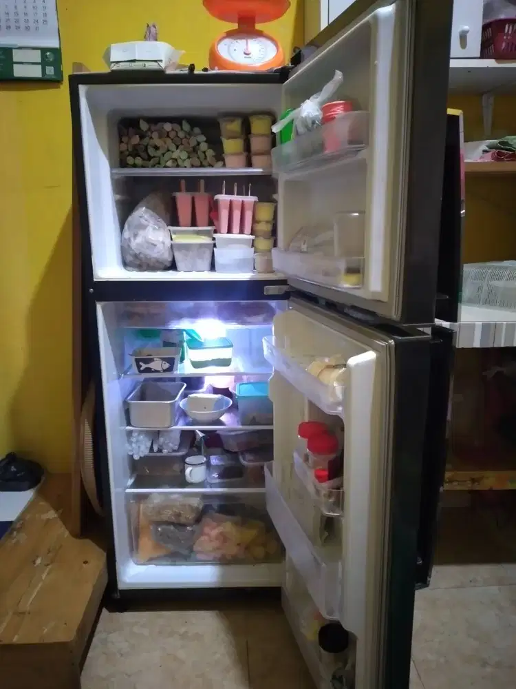 Kulkas 2 pintu. Merk panasonic.