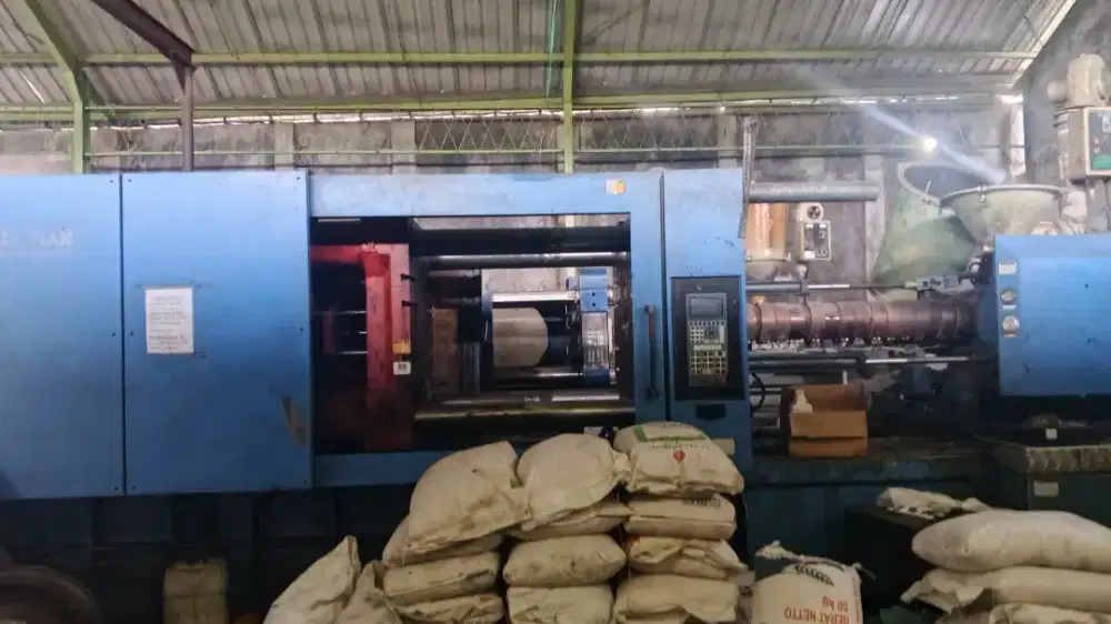 Mesin injection plastik 530 ton