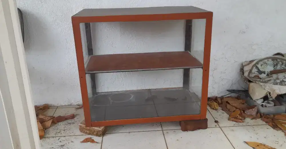 Etalase dari kayu