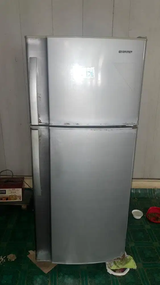 kulkas bekas merek SHARP model SJ-F190 (kapasitas sekitar 160L)