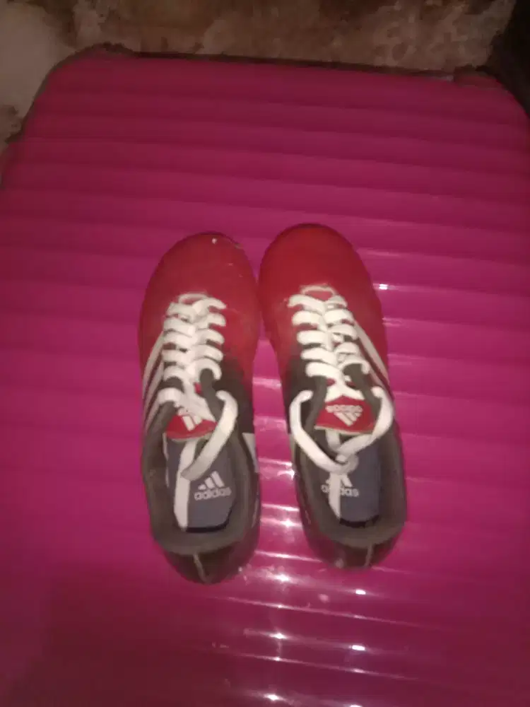 sepatu bola Adidas