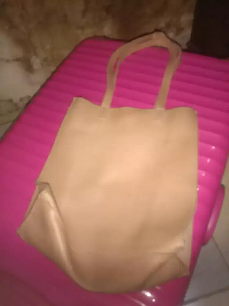 tas selempang asli kulit di tangan nyaman di pakai