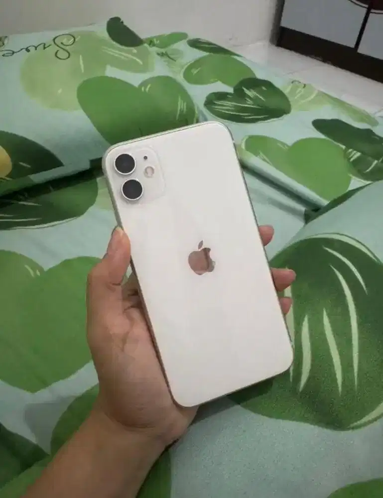 Dijual iphone 11 white 64GB LENGKAP