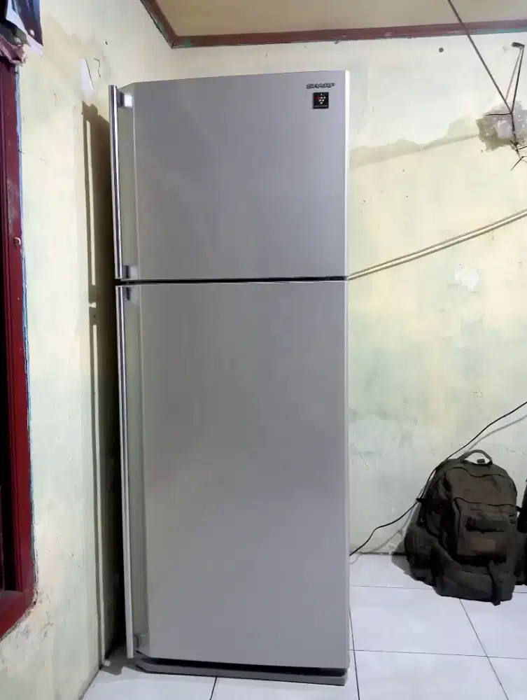 Di jual kulkas Sharp 2 pintu jumbo masih orisinil pabrik