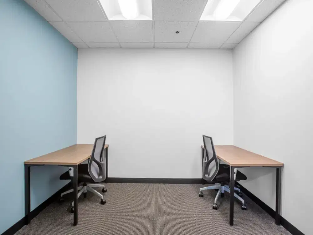 Ruang kantor pribadi berlayanan lengkap untuk Anda dan tim di Regus Wisma SSK