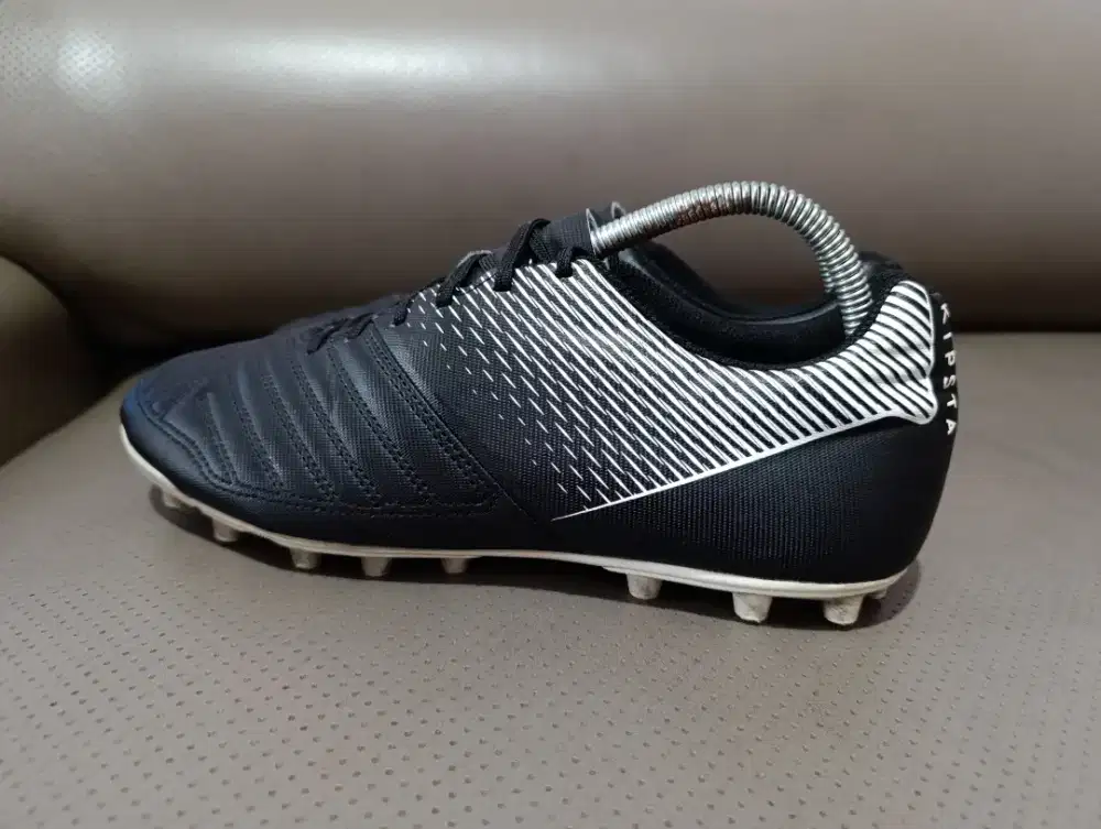 Sepatu Bola Kipsta Size 40/41