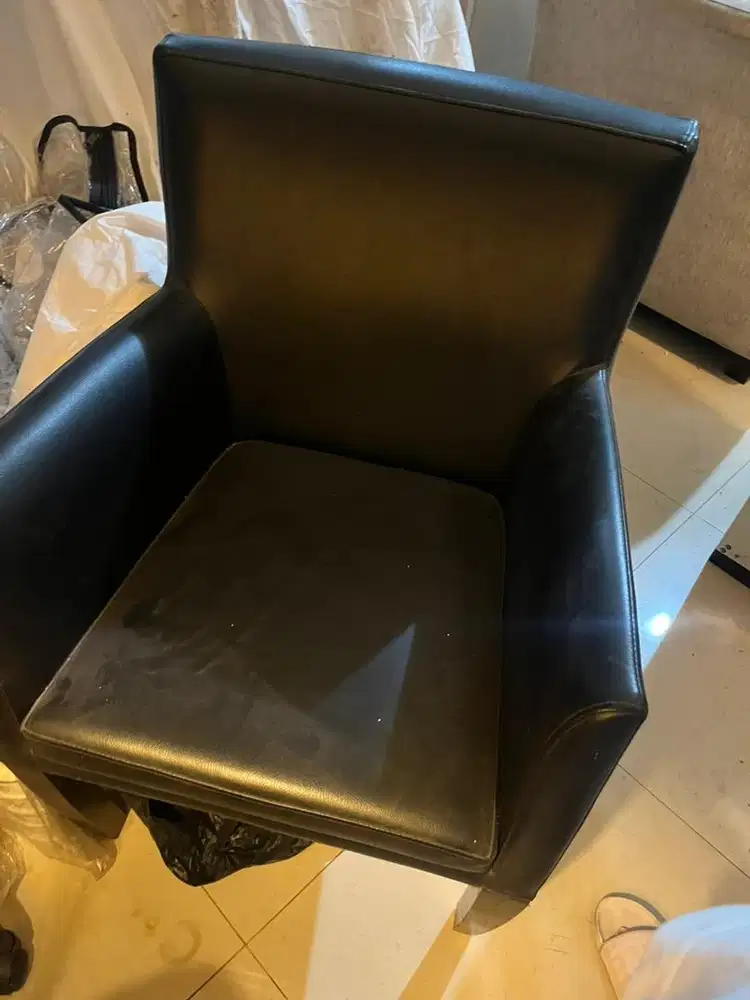 Kursi kulit hitam