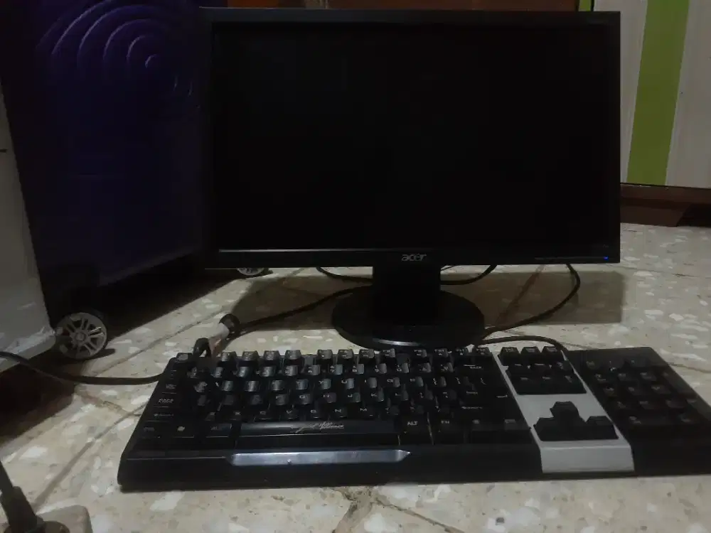 Monitor acer V193HQV mulus nominus 
Keyboard