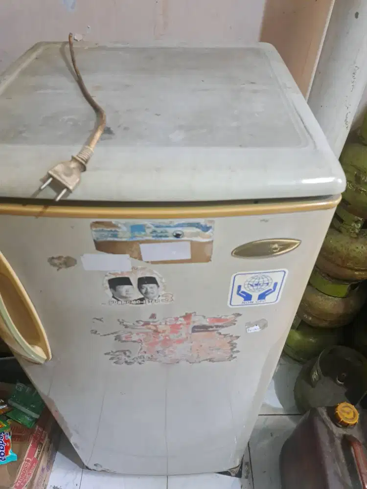 FREEZER TOSHIBA - BADAK TENAN
