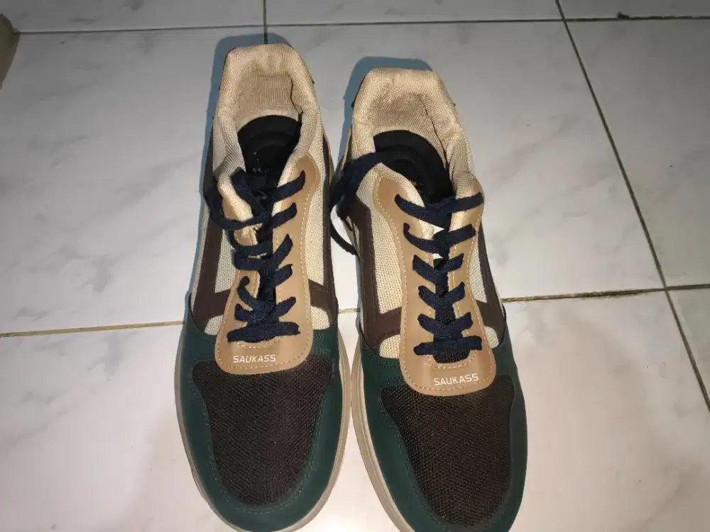 3 sepatu bekas (Reebok, Astec, Saukass)