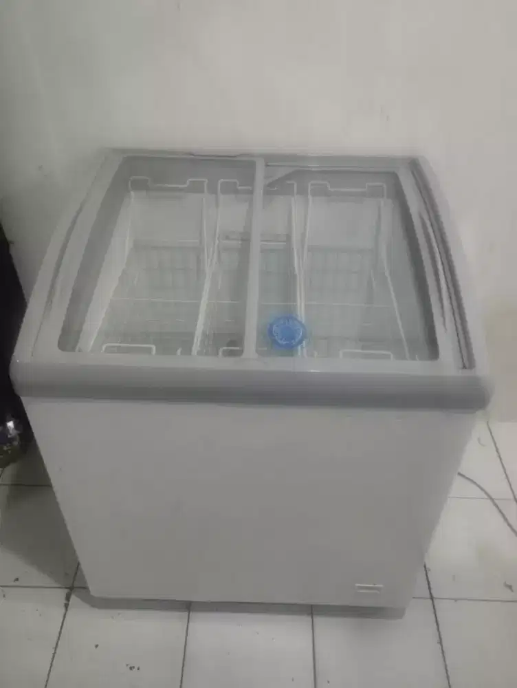 Di jual freezer box gea ukuran 220 liter