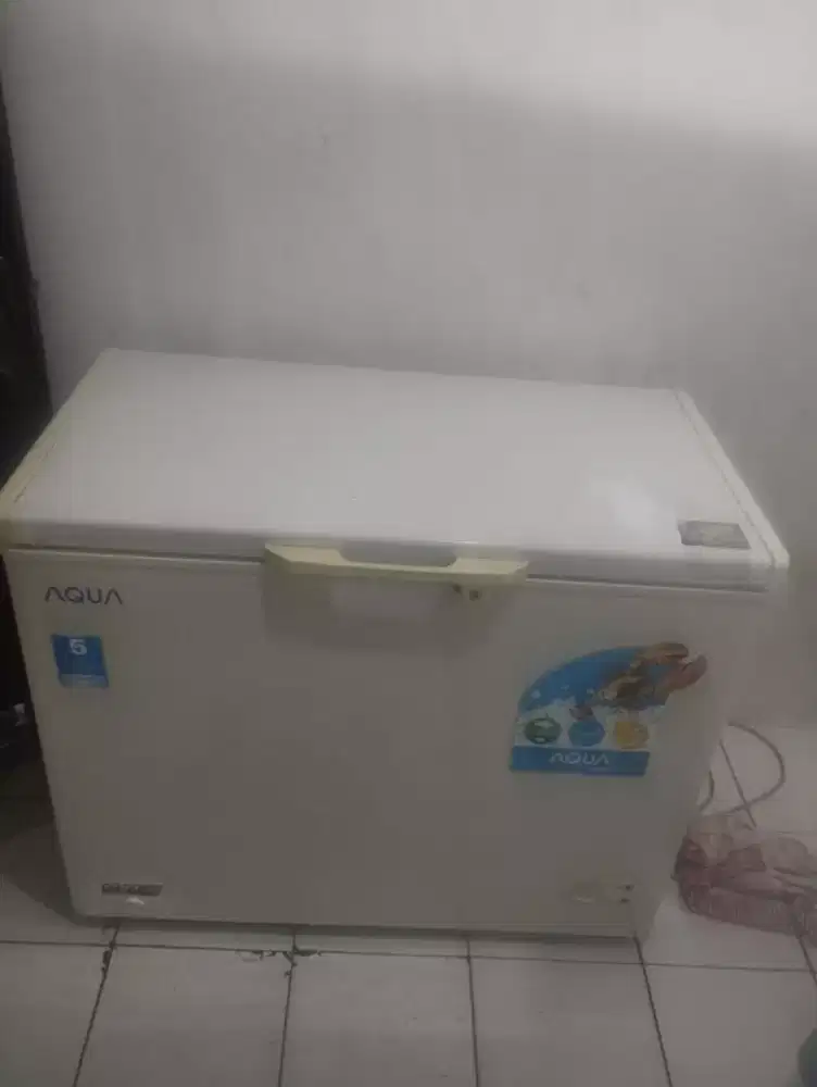 Di jual freezer box Aqua ukuran 220 liter