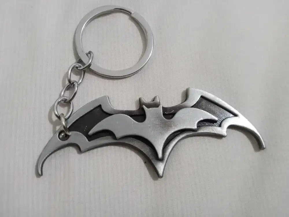 Ganci Logam Batman