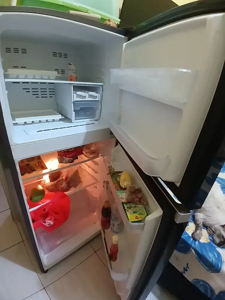 Di jual kulkas 2 pintu merk polytron