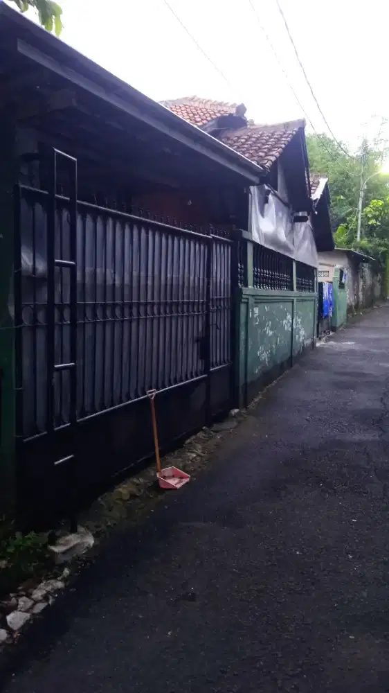 Rumah hanya hitung tanah di kampung dukuh kramat jati jakarta timur