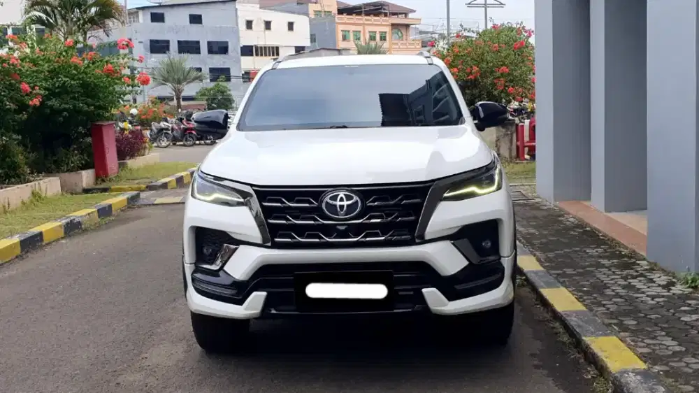 Toyota fortuner vrz gr sport 2022 putih diesel camera 360