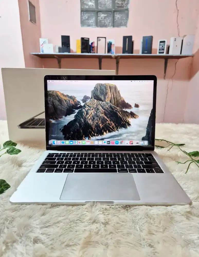 Macbook Pro 2017 Silver 13inchi 256GB Lengkap
