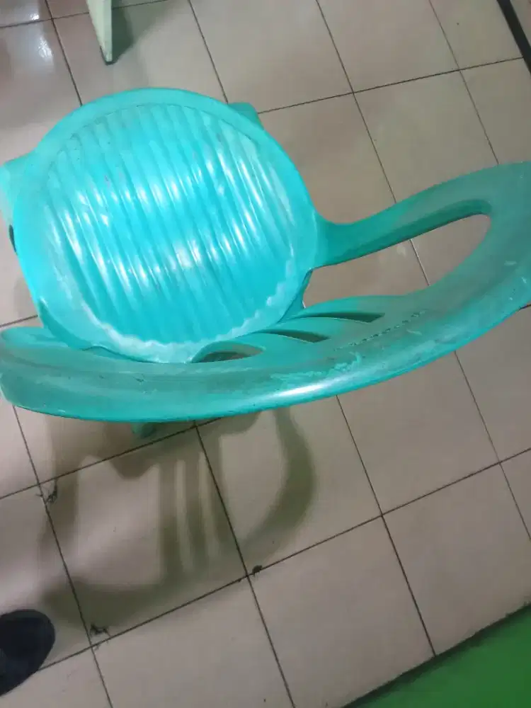 Kursi keluarga dari plastik hijau merk Napoli