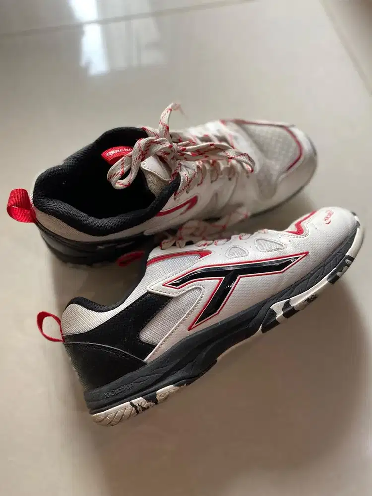 Sepatu Badminton Bekas, Merk Hundred