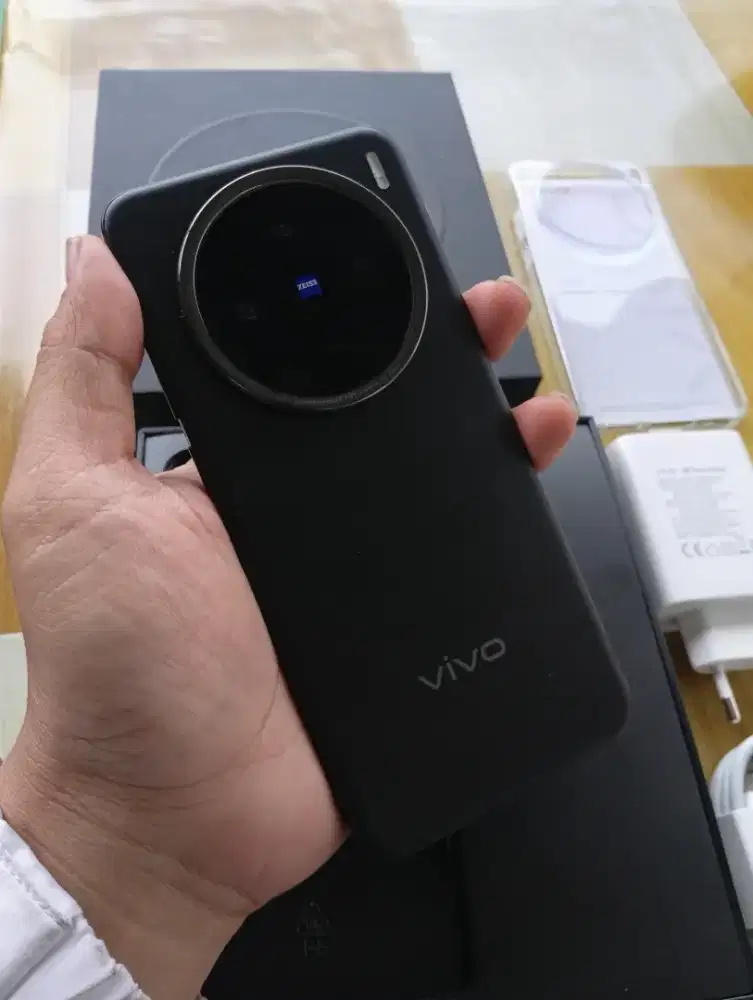 Vivo X200 5G
Ram 12 256 fulset ori Resmi ex display ada shadow tipis