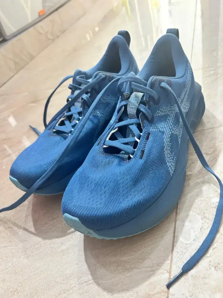 Asics Novablast 5 blue exclusive color