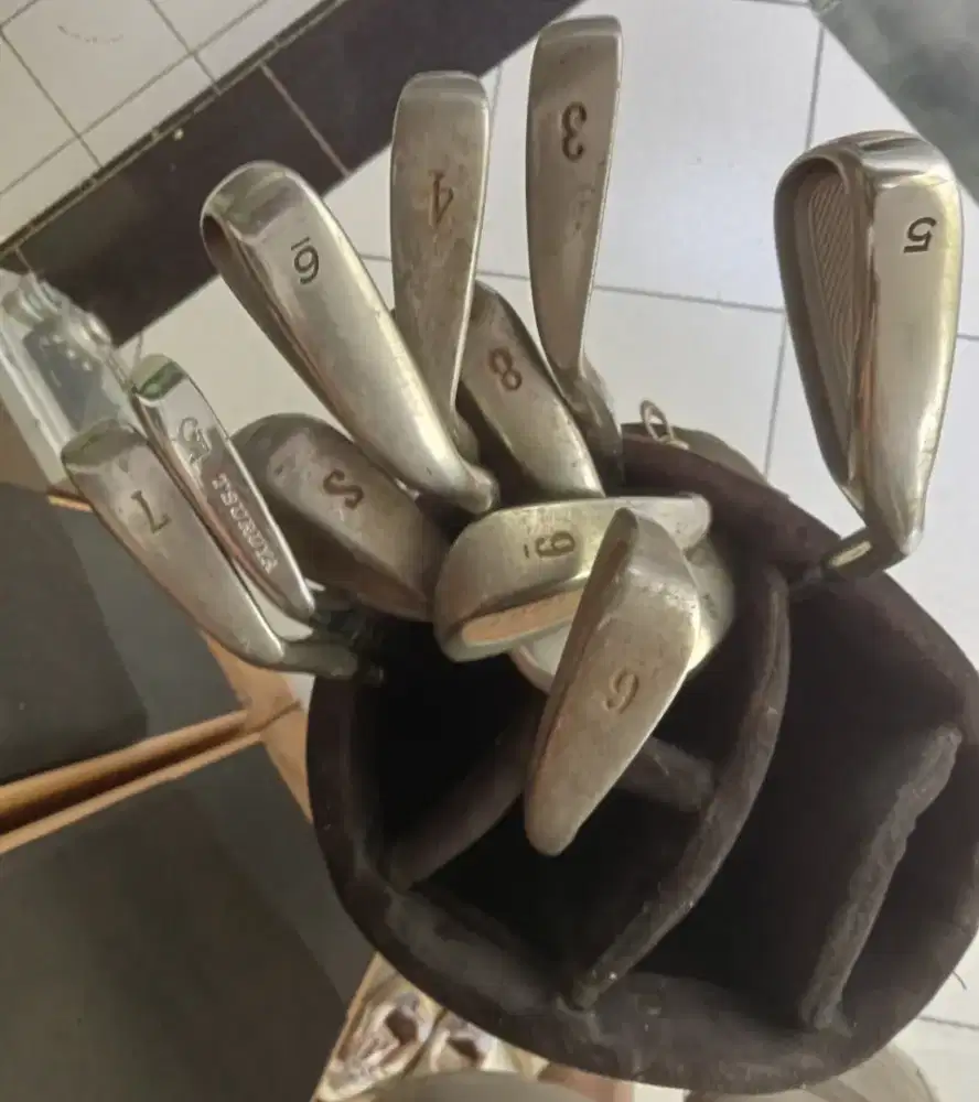 Stick golf ada 11. Buah/barang. Kondisi bekas plus tas