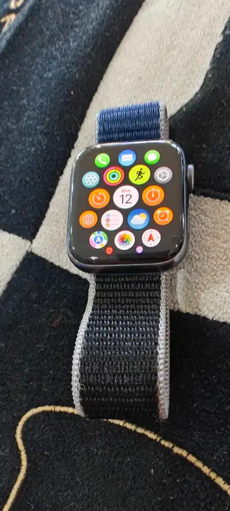 Bismillah apple watch seri se 44 MM ,