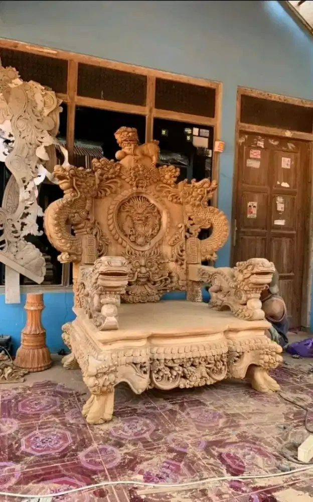 Ukiran kursi naga