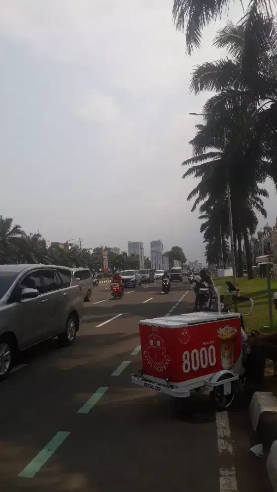 sedang mencari lowongan kerja sebagai host live
